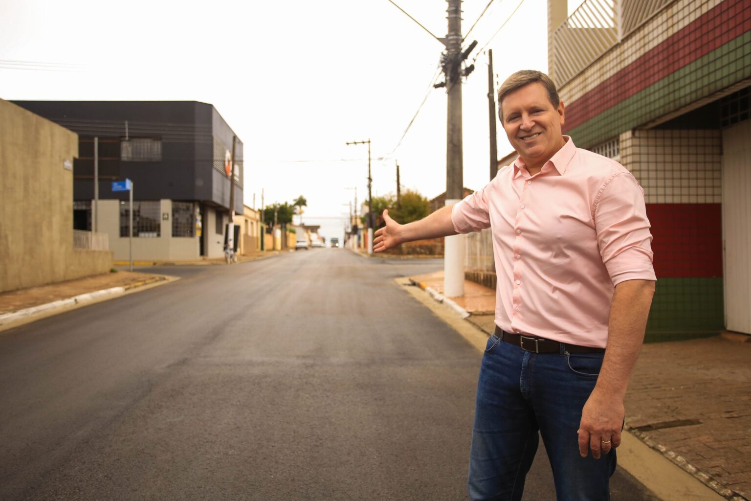 Prefeito de Itararé (SP), Heliton do Valle, entrega obras de pavimentação da rua Tiradentes