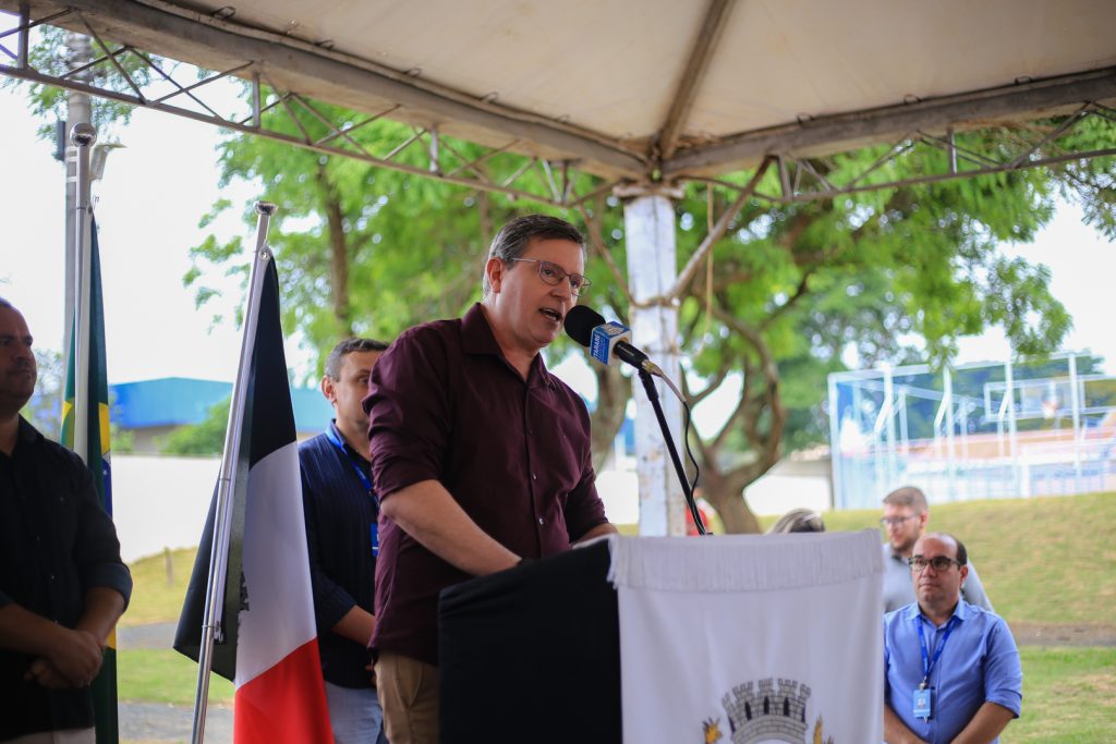 Prefeito de Itararé (SP), Heliton do Valle, inaugura Areninha Aristeu Ribeiro na Santa Terezinha