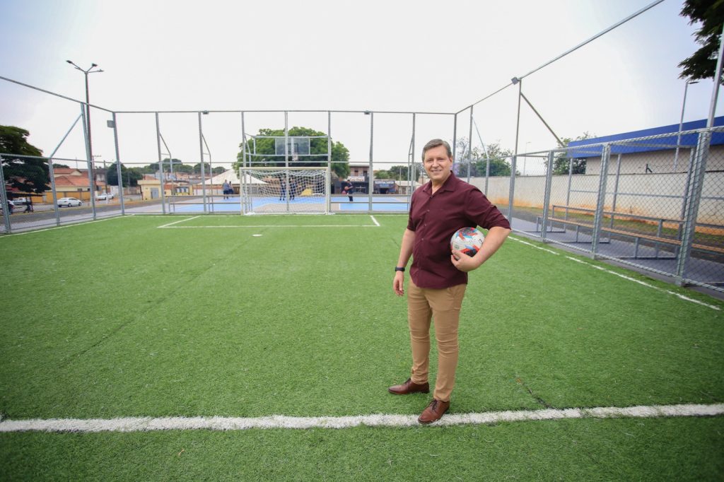 Prefeito de Itararé (SP), Heliton do Valle, inaugura Areninha Aristeu Ribeiro na Santa Terezinha