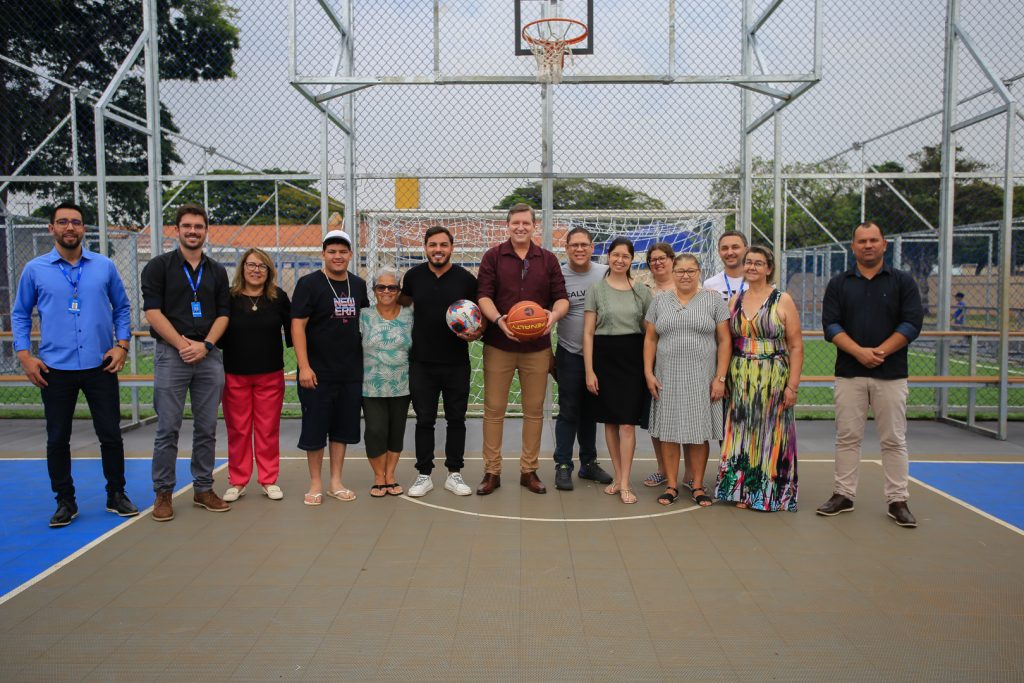 Prefeito de Itararé (SP), Heliton do Valle, inaugura Areninha Aristeu Ribeiro na Santa Terezinha