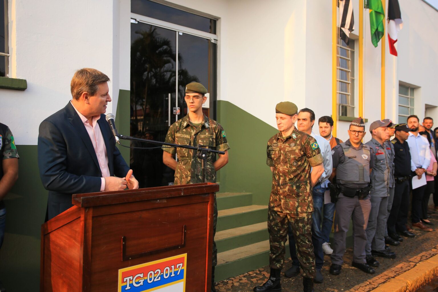 Prefeito de Itararé (SP), Heliton do Valle, participa de solenidade em comemoração ao Dia do Soldado