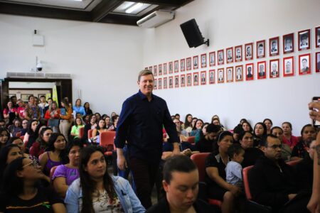 Prefeito de Itararé (SP), Heliton do Valle, realiza abertura do 1º Seminário da Primeira Infância