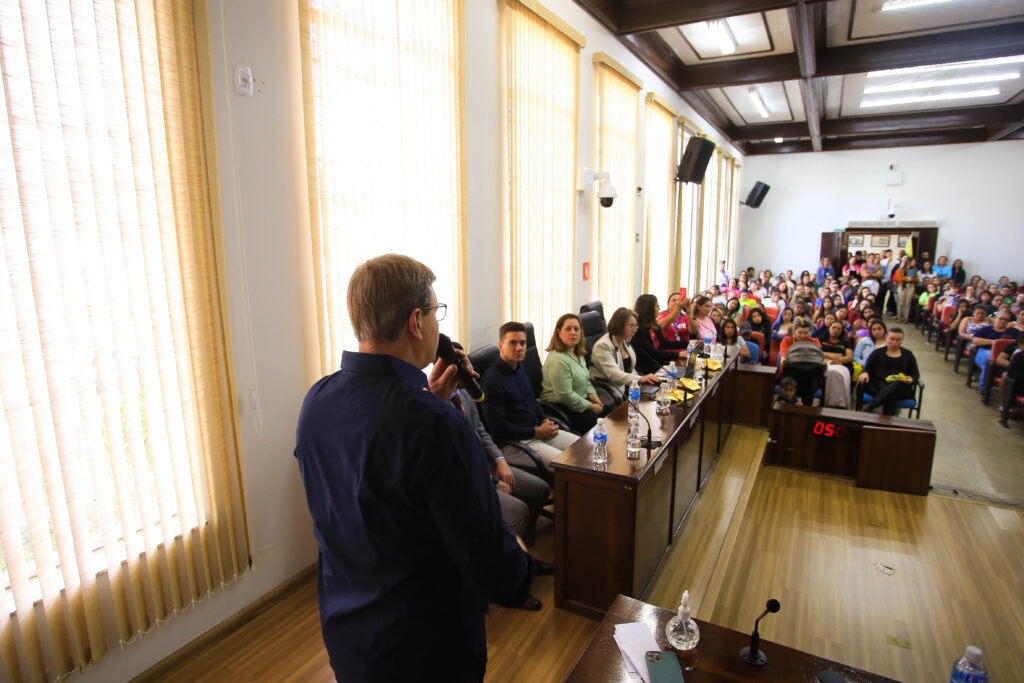 Prefeito de Itararé (SP), Heliton do Valle, realiza abertura do 1º Seminário da Primeira Infância