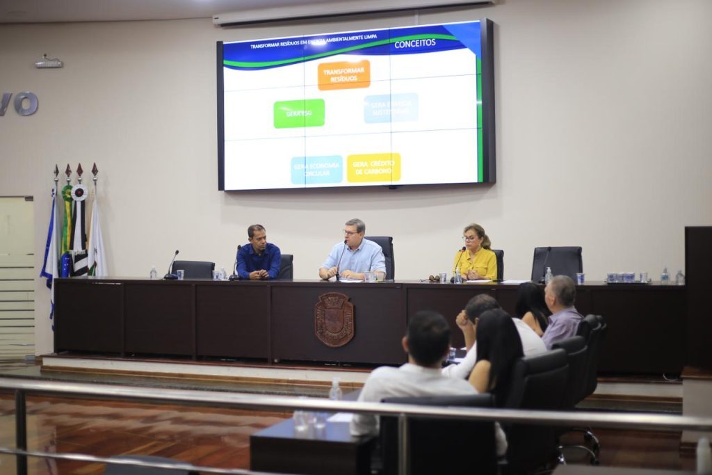 Prefeito de Itararé (SP), Heliton do Valle, realiza reunião ordinária do Condersul