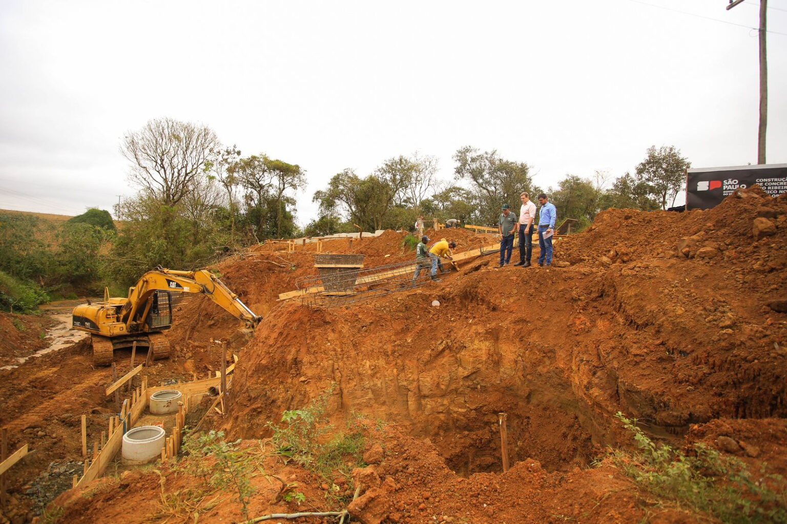Prefeito de Itararé (SP), Heliton do Valle, realiza visita técnica à construção da nova Ponte de Santa Cruz dos Lopes