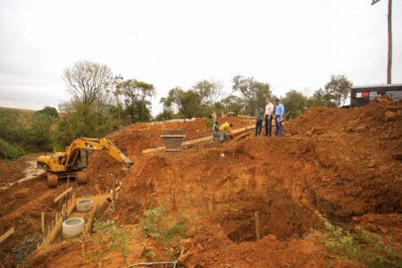 Prefeito de Itararé (SP), Heliton do Valle, realiza visita técnica à construção da nova Ponte de Santa Cruz dos Lopes