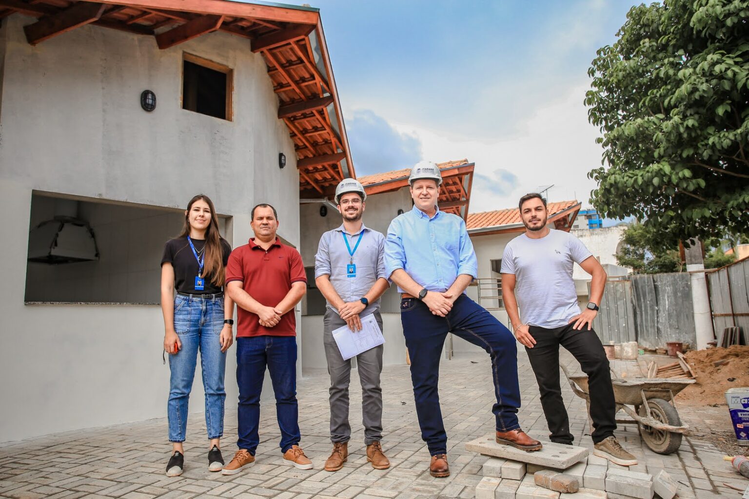 Prefeito de Itararé (SP), Heliton do Valle, realiza visita técnica às obras de construção da praça de alimentação Domênico Tersigni