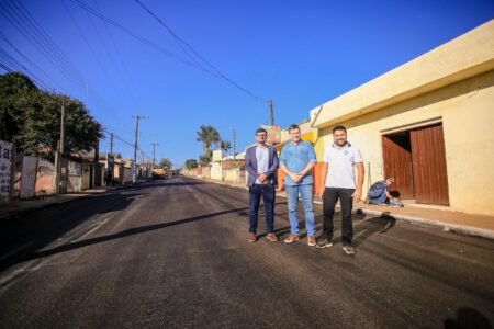 Prefeito de Itararé (SP), Heliton do Valle, realiza visita técnica às obras de recapeamento na Vila Santa Terezinha