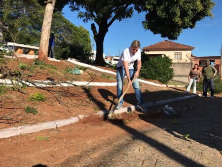 O prefeito também ajudou na limpeza do local