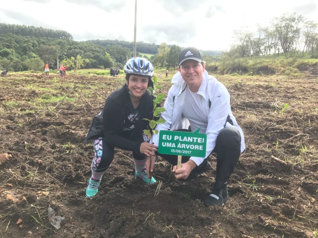 No local, Heliton plantou uma árvore ao lado da esposa, Denise e falou sobre a importância do projeto