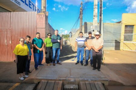 Prefeito de Itararé (SP) realiza entrega de pavimentação em lajotas da viela Adelaide