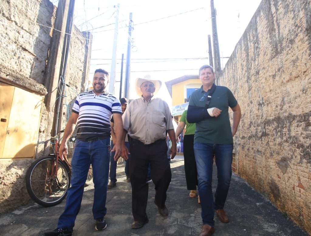Prefeito de Itararé (SP) realiza entrega de pavimentação em lajotas da viela Adelaide
