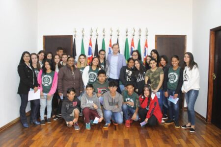 Prefeito de Itararé (SP) recebe alunos da EM Juracy Martins Prefeito de Itararé (SP) recebe alunos da EM Juracy Martins