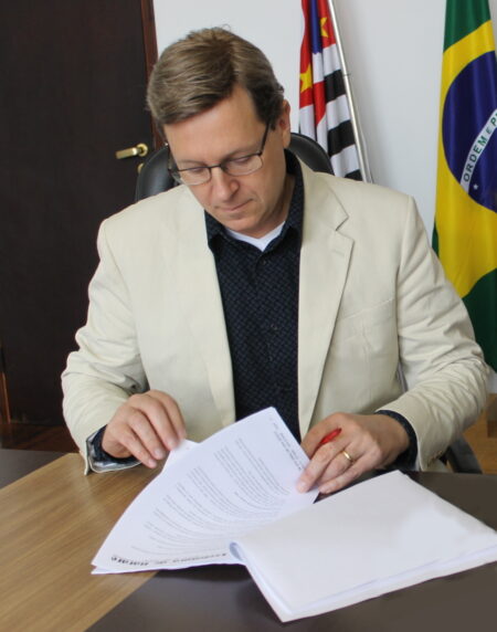 Prefeito de Itararé (SP) sanciona lei para que servidores tenham descontos no comércio local Valorizando o funcionalismo público e pensando no fortalecimento do comércio local, Heliton do Valle sanciona lei de descontos