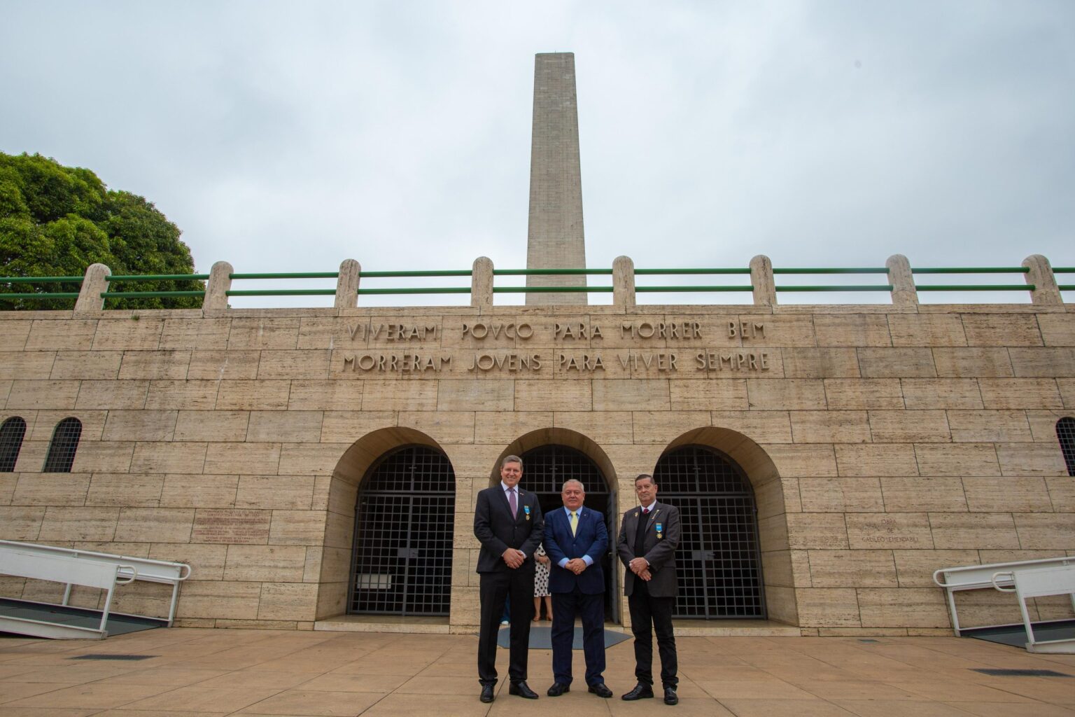 Prefeito de Itararé (SP) visita Obelisco Mausoléu aos Herois de 32 Prefeito de Itararé (SP) visita Obelisco Mausoléu aos Herois de 32