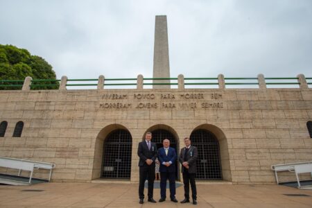 Prefeito de Itararé (SP) visita Obelisco Mausoléu aos Herois de 32