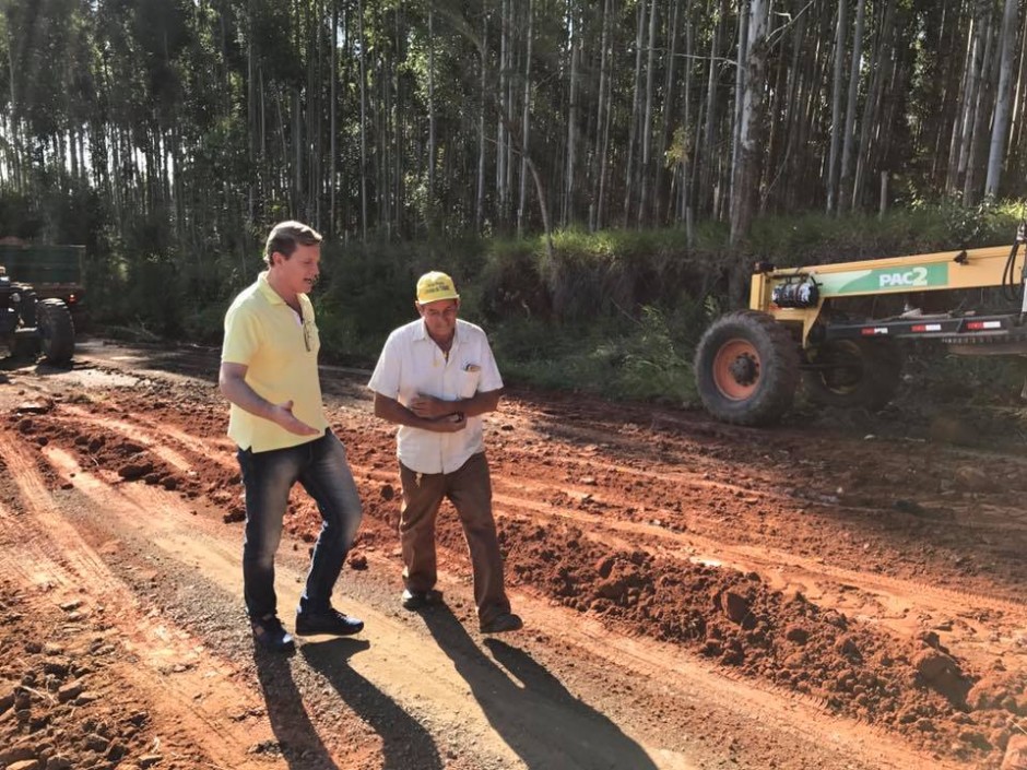 Prefeito de Itararé (SP) visita obras do município Na oportunidade, Heliton aproveitou para conversar com os moradores da região e ouvir seus anseios