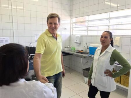 Prefeito acompanhou o trabalho dos profissionais da saúde,conversou com os colaborares e munícipes e atentou-se aos seus pedidos