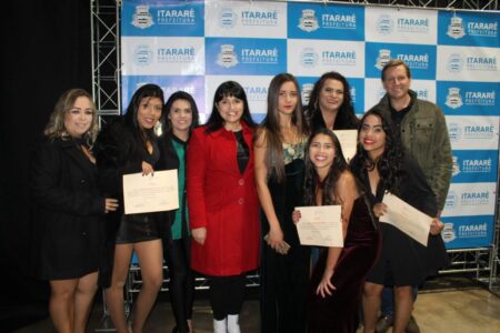 Prefeito e primeira-dama de Itararé (SP) entregam certificados aos formandos da Escola de Beleza Prefeito e primeira-dama de Itararé (SP) entregam certificados aos formandos da Escola de Beleza
