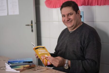 Prefeito Heliton do Valle homenageia escritor residente em Itararé (SP), Dimas Novais