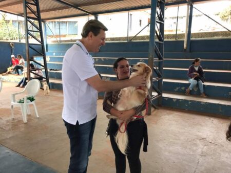 Heliton interagiu com os animais durante atendimento gratuito