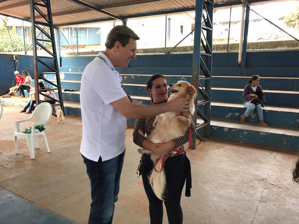 Prefeito realiza visitas no município Heliton interagiu com os animais durante atendimento gratuito