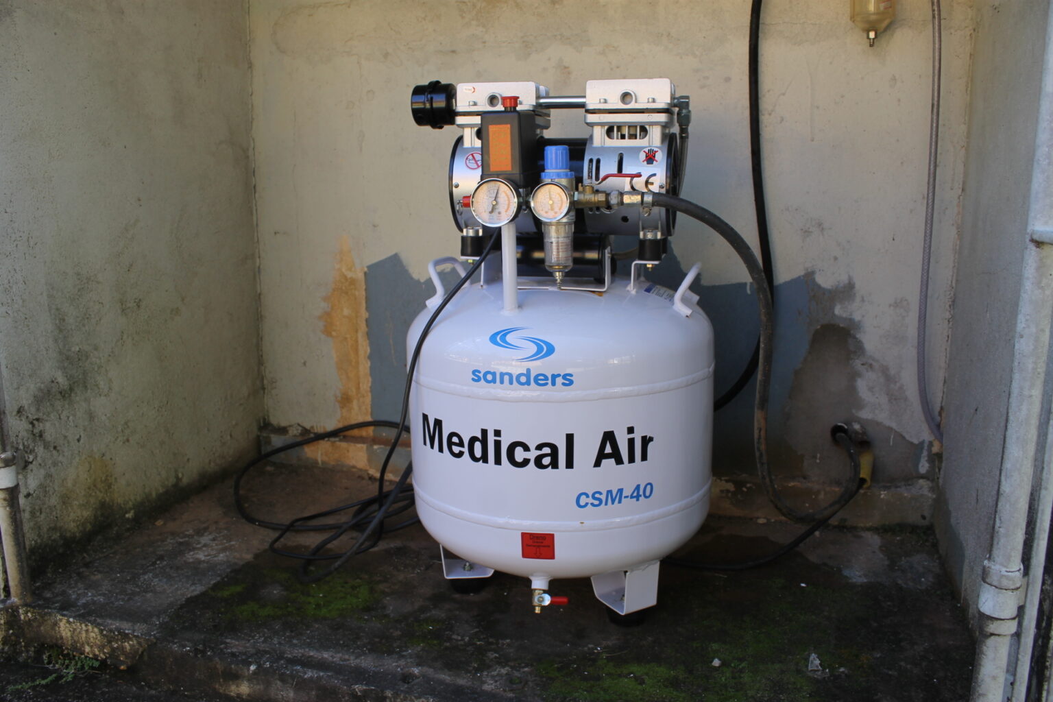 UM ENTRE OS NOVE COMPRESSORES QUE FORAM ADQUIRIDOS PARA ODONTOLOGIA
