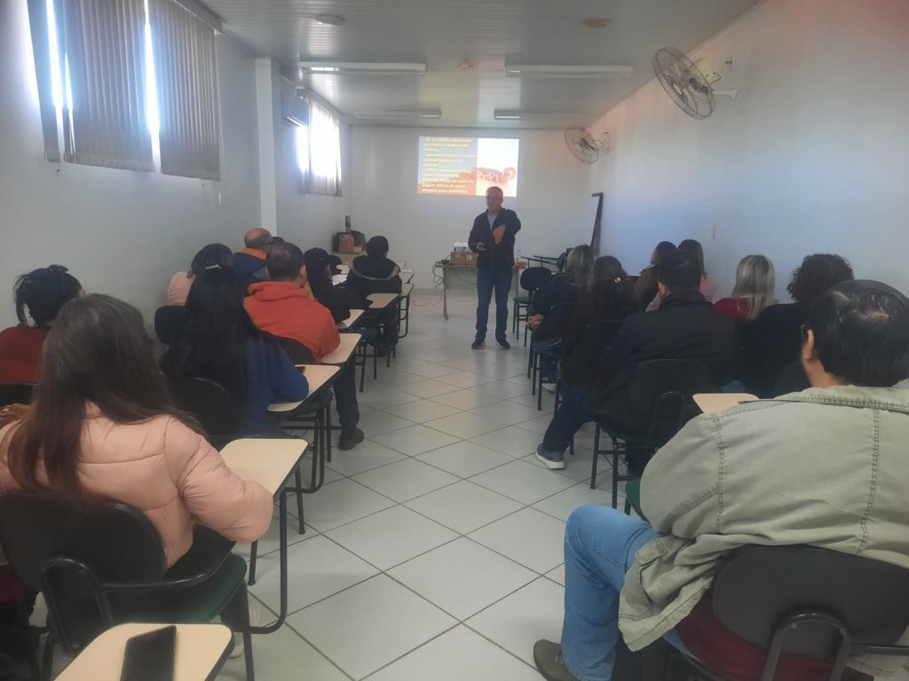 Prefeitura de Itararé realiza capacitação sobre prevenção e acidentes com escorpiões para profissionais da rede municipal de ensino