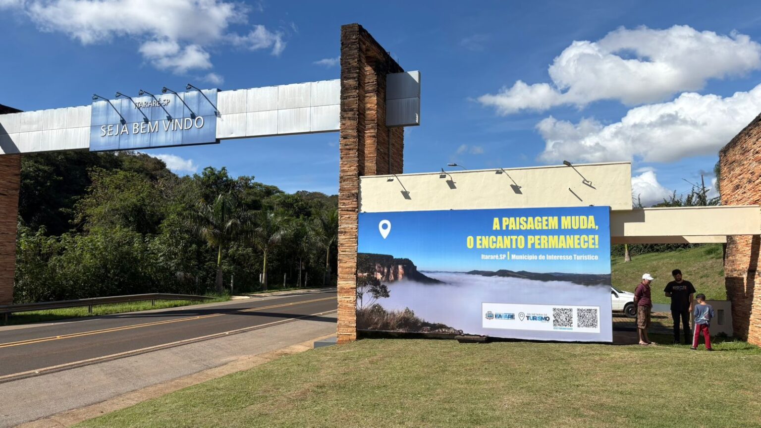 Prefeitura de Itararé realiza melhorias no portal de entrada para visitantes do Paraná