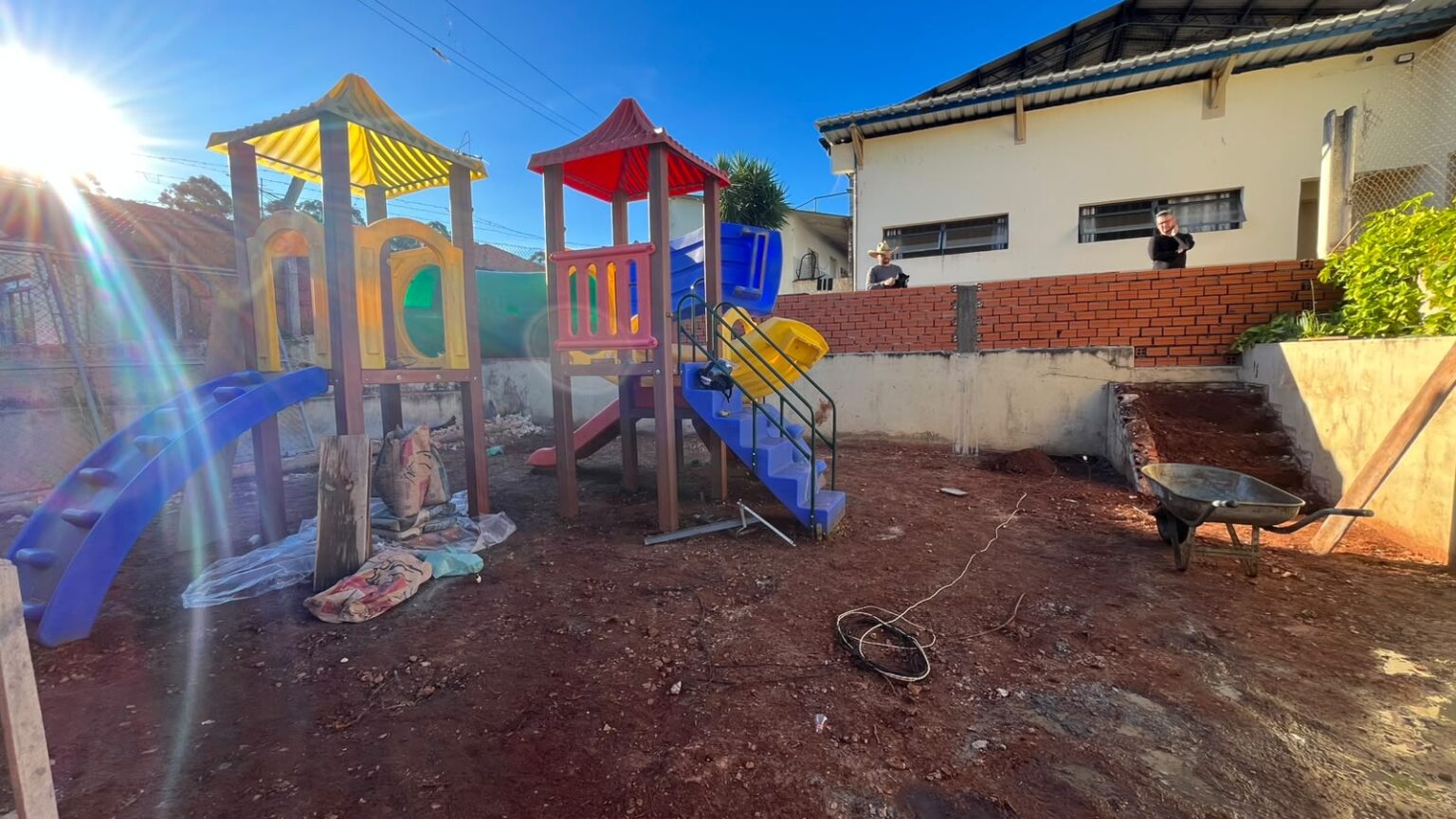 Prefeitura de Itararé realiza reforma completa do parquinho da Escola Maria Aparecida Brigola no Jardim Fronteira Prefeitura de Itararé realiza reforma completa do parquinho da Escola Maria Aparecida Brigola no Jardim Fronteira