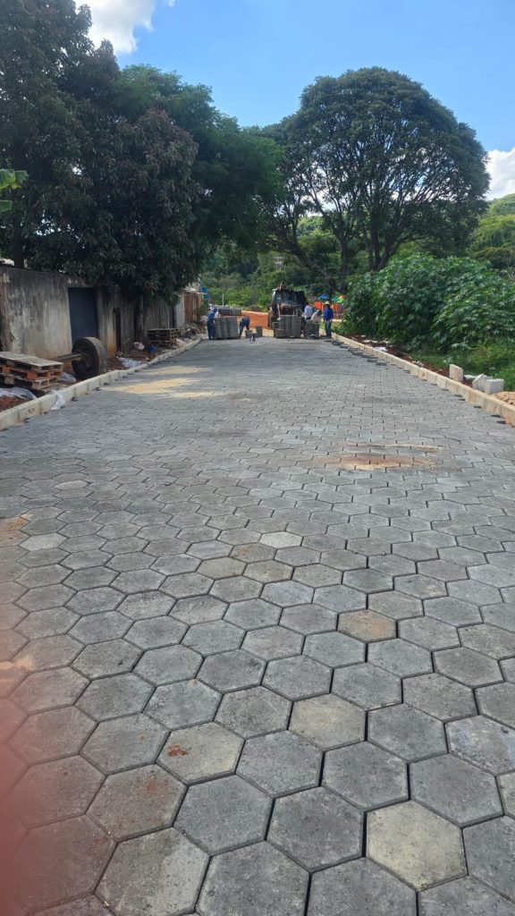 Prefeitura de Itararé (SP) avança com obras de lajotamento nos bairros Jardim Pauliceia e Novo Horizonte