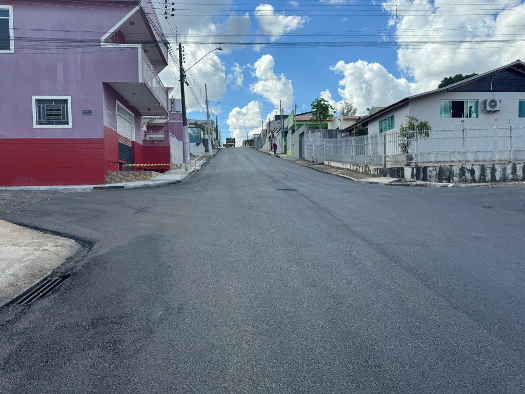 Prefeitura de Itararé (SP) conclui segunda camada de asfalto na Rua Djalma Dutra