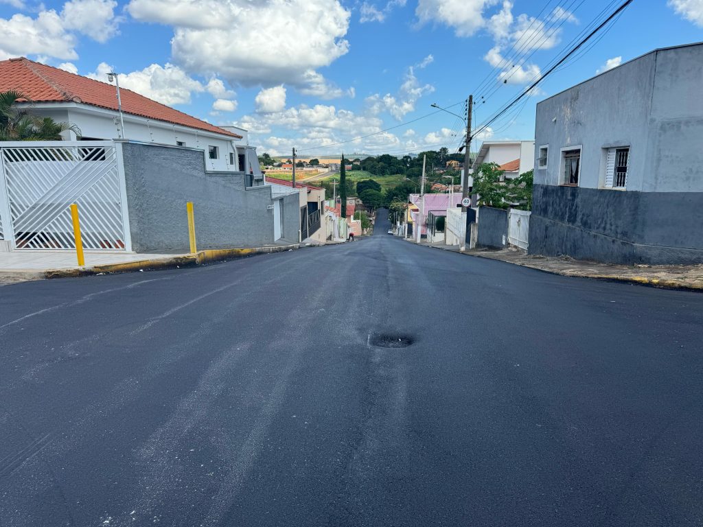 Prefeitura de Itararé (SP) conclui segunda camada de asfalto na Rua Djalma Dutra