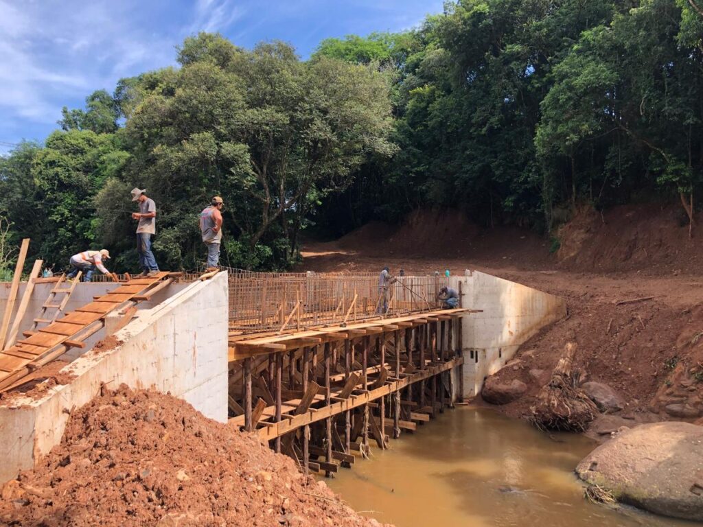 Prefeitura de Itararé (SP) constrói ponte na Fazenda Silvério Prefeitura de Itararé (SP) constrói ponte na Fazenda Silvério