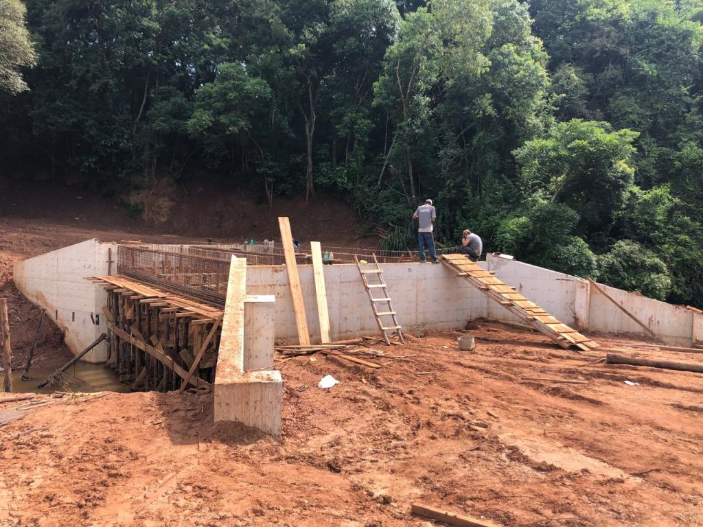 Prefeitura de Itararé (SP) constrói ponte na Fazenda Silvério