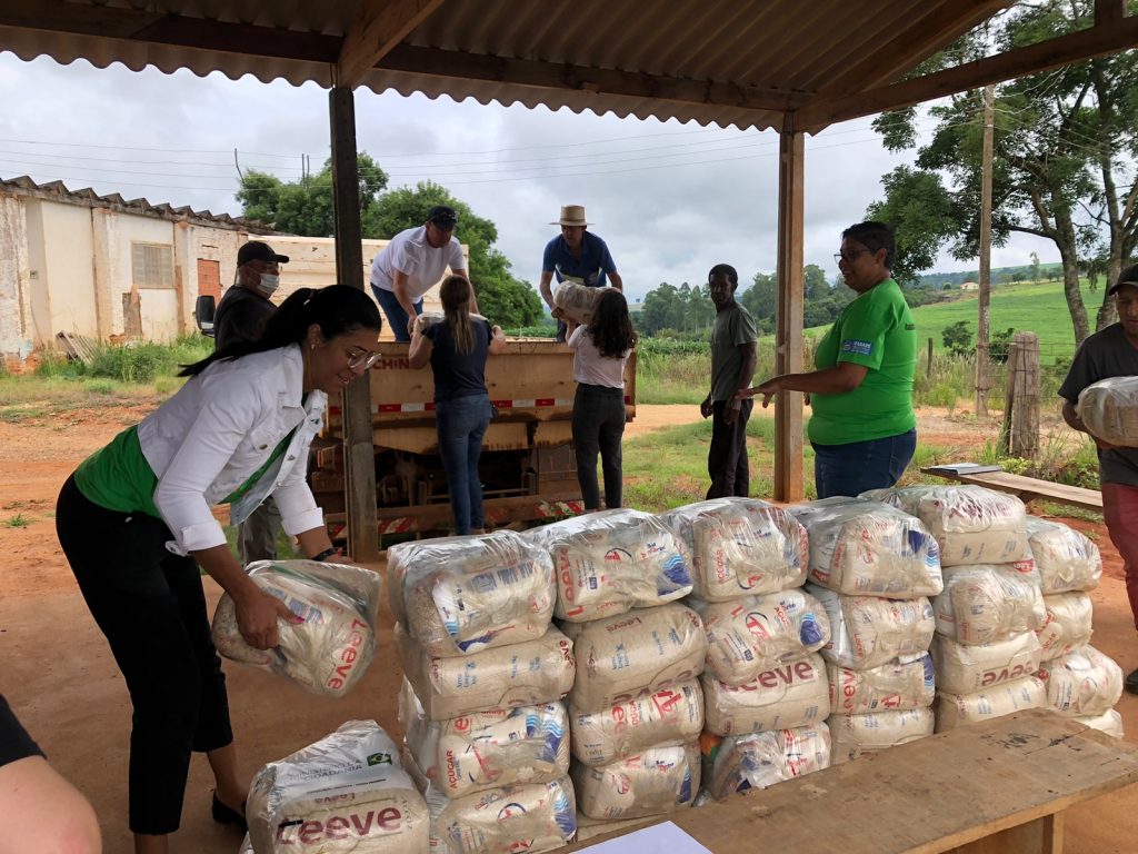 Prefeitura de Itararé (SP) entrega cestas básicas às famílias da Fazenda Silvério