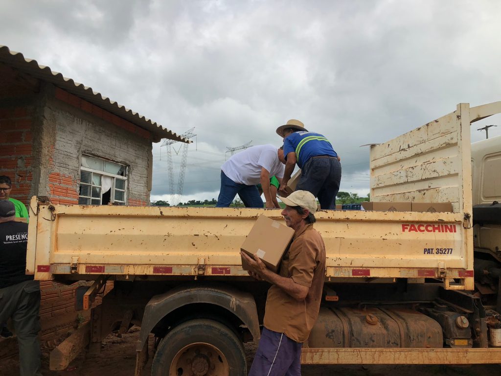Prefeitura de Itararé (SP) entrega cestas básicas às famílias da Fazenda Silvério