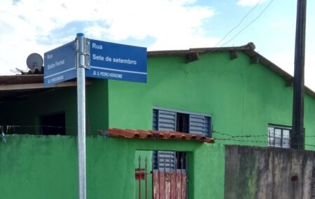 Prefeitura de Itararé (SP) implanta novas placas de sinalização de ruas no município Prefeitura de Itararé (SP) implanta novas placas de sinalização de ruas no município