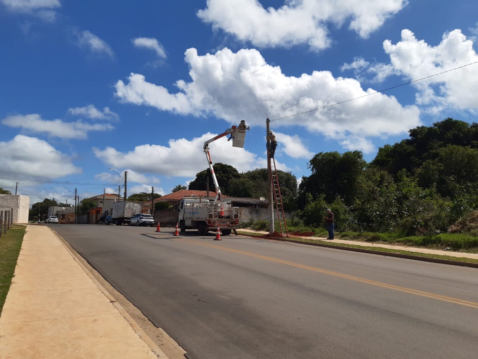 Prefeitura de Itararé (SP) instala novos postes de iluminação pública na Rua José Nogueira Machado