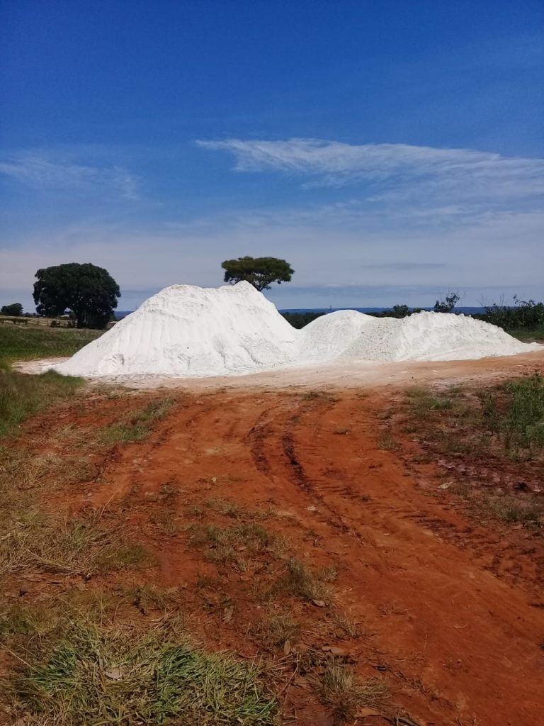 Prefeitura de Itararé (SP) investe em distribuição de calcário para fortalecer a produção rural