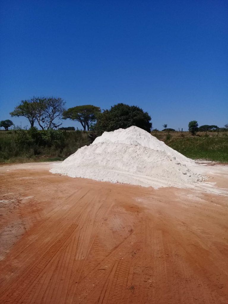 Prefeitura de Itararé (SP) investe em distribuição de calcário para fortalecer a produção rural