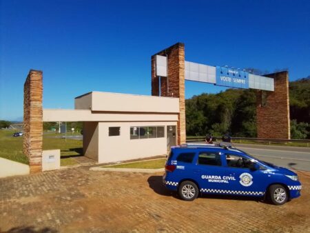 Prefeitura de Itararé (SP) pede apoio da população contra vandalismo no portal do município Prefeitura de Itararé (SP) pede apoio da população contra vandalismo no portal do município