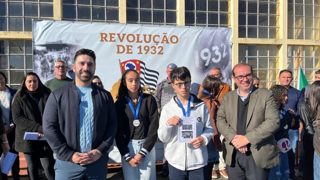 Prefeitura de Itararé (SP) premia alunos vencedores do Concurso de Redação em homenagem à Revolução Constitucionalista de 1932