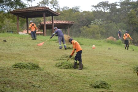 Prefeitura de Itararé (SP) promove mutirão de limpeza no Parque da Barreira para garantir feriado de Páscoa seguro e agradável