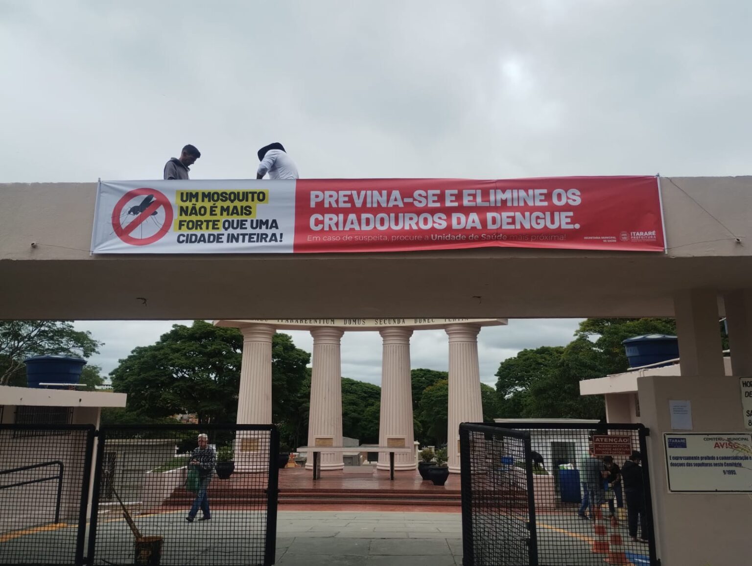 Prefeitura de Itararé (SP) realiza ação de prevenção à dengue no Cemitério Municipal durante o feriado de Finados Prefeitura de Itararé (SP) realiza ação de prevenção à dengue no Cemitério Municipal durante o feriado de Finados
