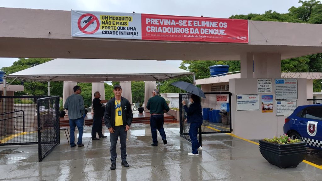 Prefeitura de Itararé (SP) realiza ação de prevenção à dengue no Cemitério Municipal durante o feriado de Finados