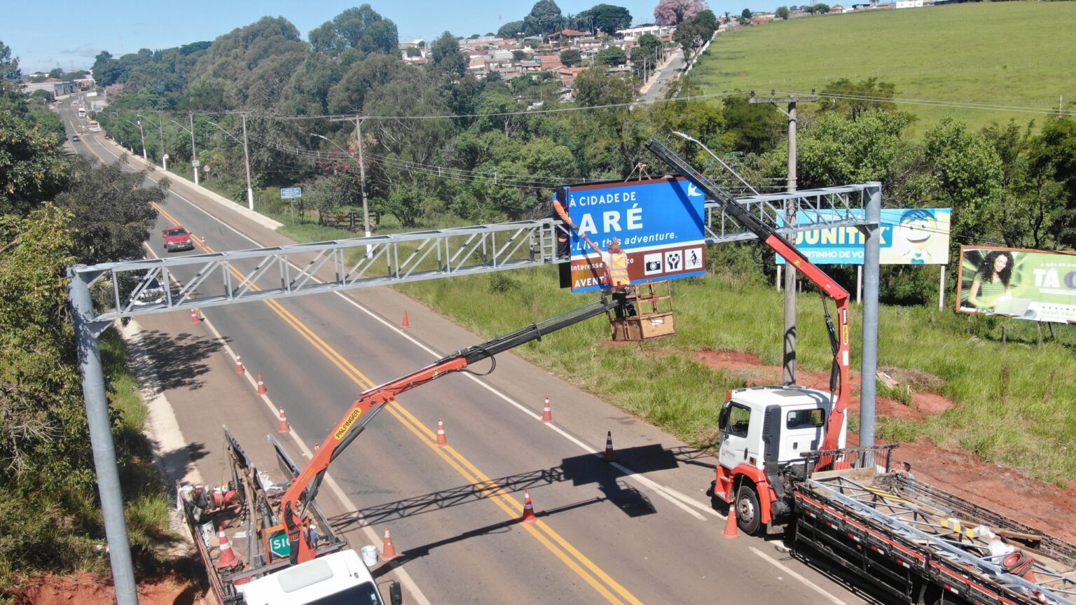 Prefeitura de Itararé (SP) realiza instalação de pórticos e semi-pórticos com sinalização viária