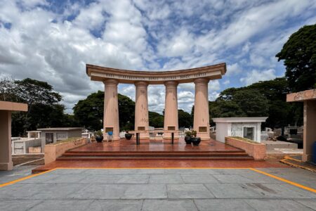Prefeitura de Itararé (SP) realiza limpeza no Cemitério Municipal Prefeitura de Itararé (SP) realiza limpeza no Cemitério Municipal