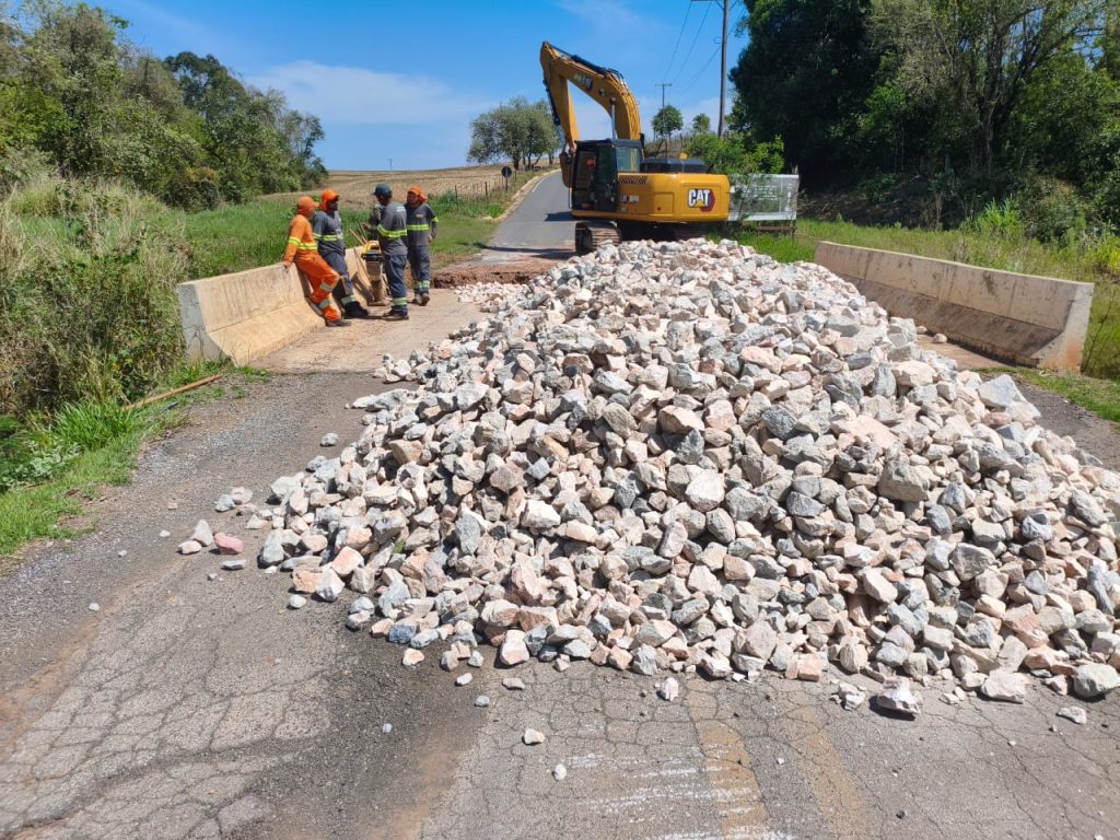 Prefeitura de Itararé (SP) realiza obras de reparo na ponte do bairro Santa Cruz dos Lopes