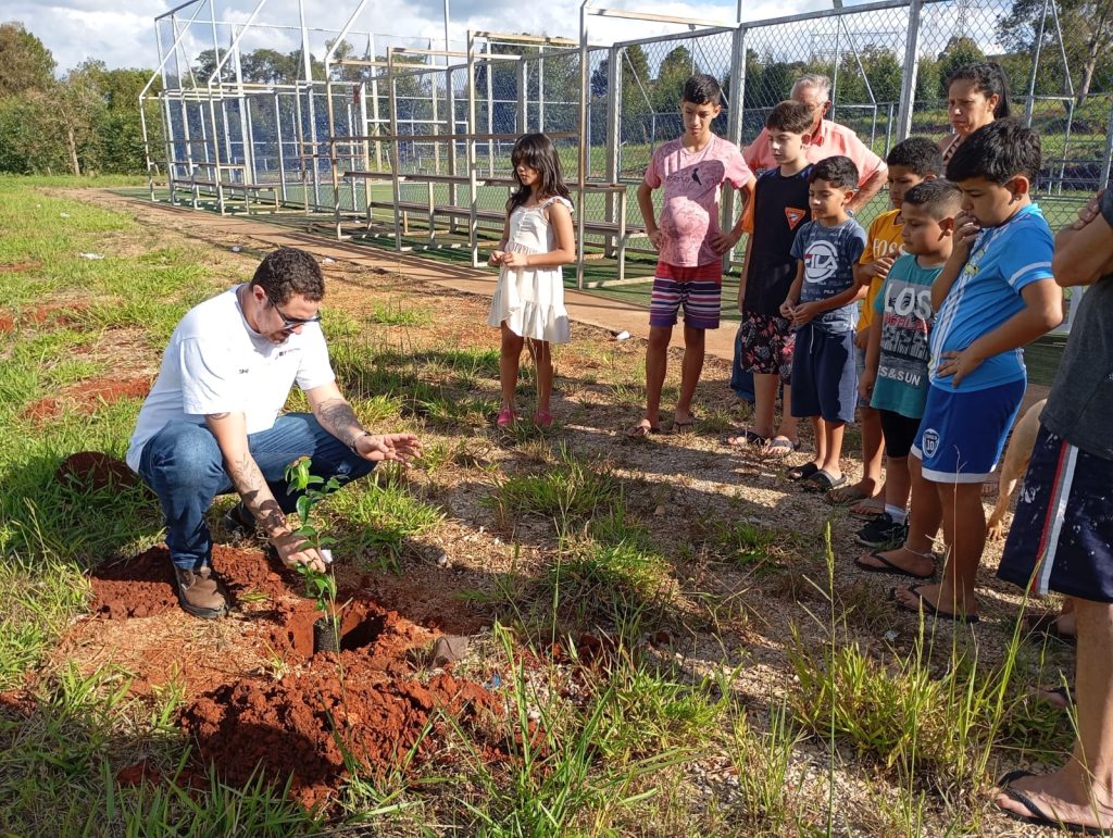 Prefeitura de Itararé (SP) realiza plantio de árvores frutíferas nativas em parceria com a CDHU pelo Programa Pomar Urbano